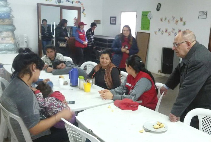 Fotos MGP- Carlos Arroyo recorrio el Centro de Evacuados en el CIC Malvinas