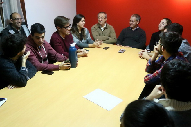 Precandidatos de AM con universitarios