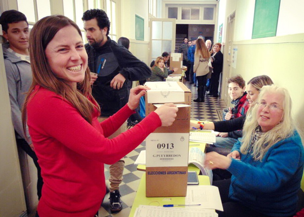 jULIA rIGUEIRO VOTANDO