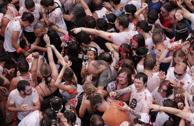 GRA080 BUÑOL (COMUNIDAD VALENCIANA) 30/08/2017.- El estallido de una carcasa pirotécnica ha marcado, a las 10.55 horas, el inicio de la Tomatina de Buñol (Valencia), que en su septuagésima segunda edición reúne a más de 22.000 personas para lanzar 160.000 kilos de tomates maduros durante alrededor de una hora.EFE/ Miguel Angel Polo