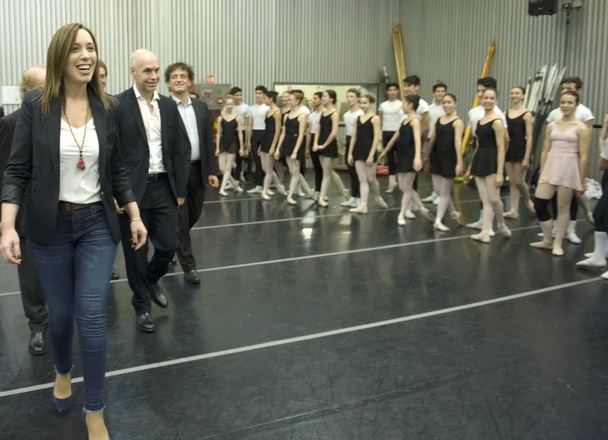 CABA, 14 de septiembre de 2017.- La gobernadora de la Provincia de Buenos Aires Maria Eugenia Vidal, y el Jefe de la ciudad Autónoma de Buenos Aires, Horacio Rodríguez Larreta firmaron un convenio por el cual el Teatro Colón abrirá una sede del Instituto Superior de Arte en la ciudad de Mar del Plata. estuvieron presentes el ministro de Gestión Cultural bonaerense, Alejandro Gómez y el ministro de Cultura de la ciudad Angel Mahler, la directora del Colón Maria Victoria Alcaraz y el titular del Teatro Tronador de Mar del Plata, Marcelo González.