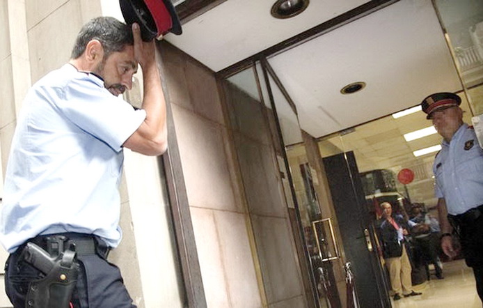 -FOTODELDIA- GRA156. BARCELONA, 12/09/2017.- El mayor de los Mossos d'Esquadra, Josep Lluís Trapero (i), a su llegada hoy a la Fiscalía Superior de Catalunya donde ha asistido a una reunión junto a los responsables de la Guradia Civil y la Policía Nacional, en la cual la Fiscalía de Cataluña ha ordenado a todos los cuerpos que, para evitar la "consumación del delito", "requisen urnas" y todo material destinado a preparar y celebrar el referéndum del 1 de octubre. EFE/Marta Pérez