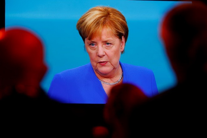 Journalists watch a TV debate between German Chancellor Angela Merkel of the Christian Democratic Union (CDU) and her challenger Germany's Social Democratic Party SPD candidate for chancellor Martin Schulz in Berlin, Germany, September 3, 2017. German voters will take to the polls in a general election on September 24. REUTERS/Fabrizio Bensch
