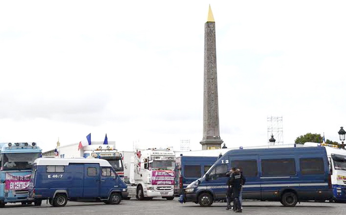 Police officers argue with stallholders blocking the Place de la Concorde square in Paris as they protest against the labour law reform on September 12, 2017. French unions launched a day of strikes and protests today against Emmanuel Macron's flagship labour reforms, a key test as he stakes his presidency on overhauling the sluggish economy. More than 180 street protests are planned nationwide against the reforms, which are intended to tackle stubbornly high unemployment by loosening the rules that govern how businesses hire and fire people. / AFP PHOTO / Bertrand GUAY