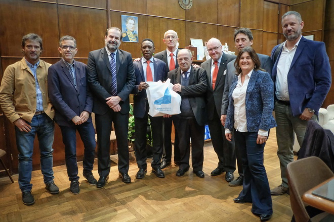 Arroyo y representantes de FIBA