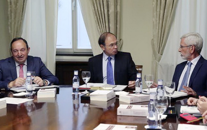 GRAF4304 MADRID, 24/10/2017.- El presidente del Senado, Pío García-Escudero (c), junto al vicepresidente, Pedro Sanz (i), y el vicepresidente segundo, Joan Lerma (3d),durante la reunión de la Mesa del Senado celebrada hoy. EFE/Ballesteros
