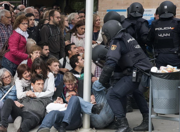 GRA110 LLEIDA, 01/10/2017.- La Policía Nacional que ha requisado las urnas en el ambulatorio del barrio leridano de Cappont forcejea con unos ciudadanos . Las sedes de los centros de votación del 1-O en la ciudad de Lleida están viviendo una mañana protagonizada por la incertidumbre, las actuaciones policiales y los votos telemáticos, en una votación que estaba suspendida por el Tribunal Constitucional. EFE/Adrià Ropero