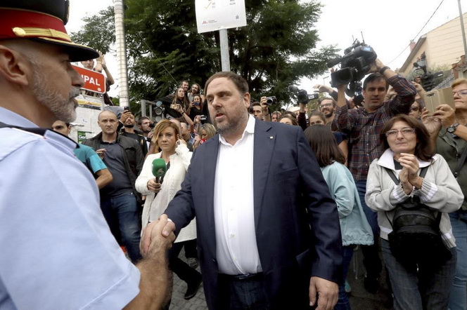 Antonio Moreno 01.10.2017 Barcelona Cataluña. El vicepresidente Oriol Junqueras saluda a un Mossos el Colegio Sant Jordi de Sant VicenÇ dels Horts , donde teniA que votar ocupado por un grupo pro referendum 1-O.Foto:Antonio Moreno