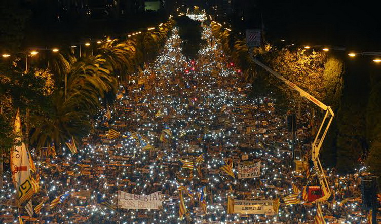 Protestors hold the light of their mobiles during a demonstration called by pro-independence associations asking for the release of jailed Catalan activists and leaders in Barcelona, Spain, November 11, 2017. REUTERS/Albert Gea