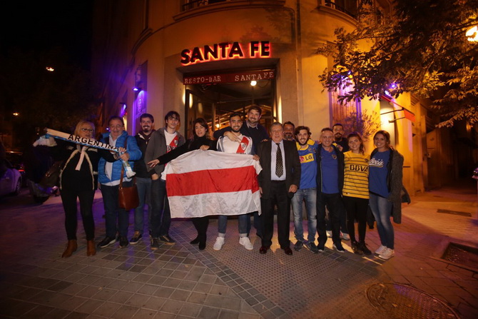 puerta y hinchas