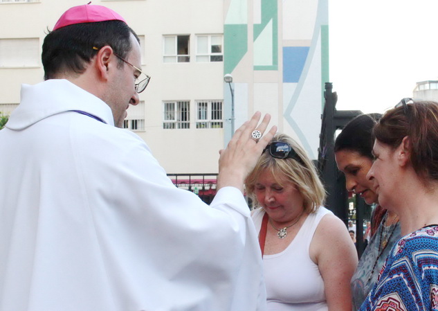 Bendición obispo a mujere