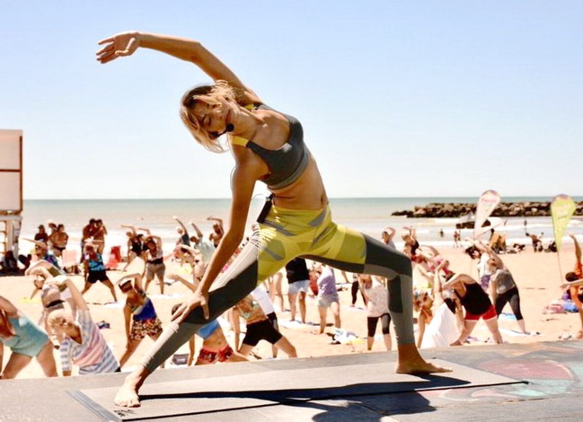 yoga en la playa