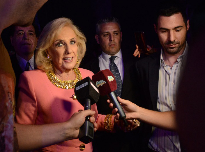 002_Martin Monita acompañando a Mirtha Legrand en la salida de Stravaganza