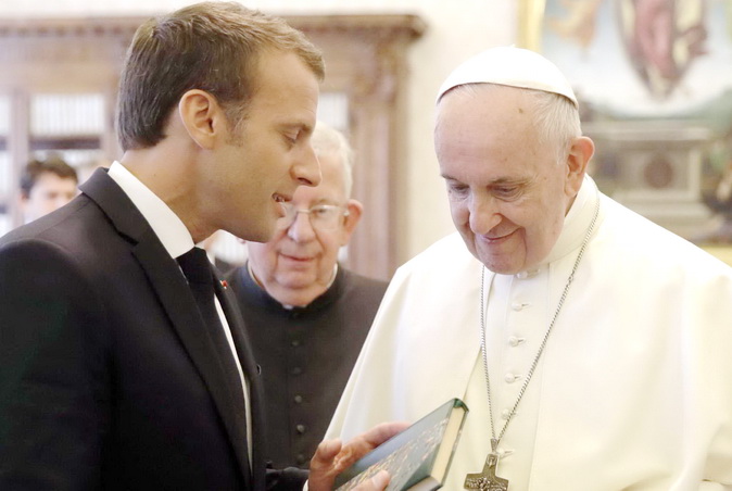 Emmanuel Macron Papa Emmanuel Macron visita al Papa Francisco en plena polémica con Italia