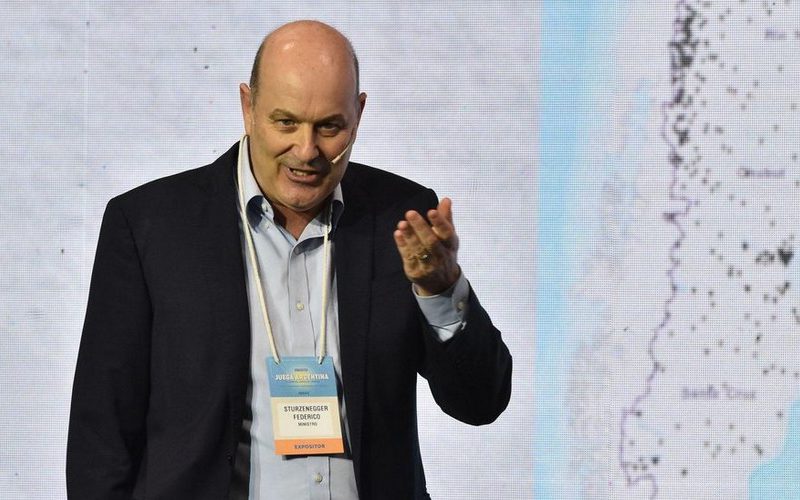 Sturzenegger celebra argentinos vacacionando en el exterior